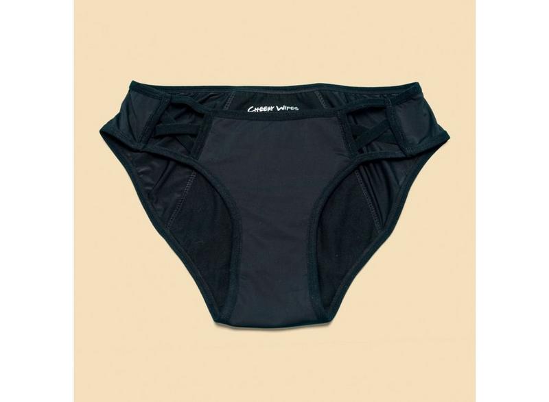 Cheeky Wipes menstruatie ondergoed Feeling Sassy in maat 44-46, black, made from soft, comfortable fabric, shown on a model.