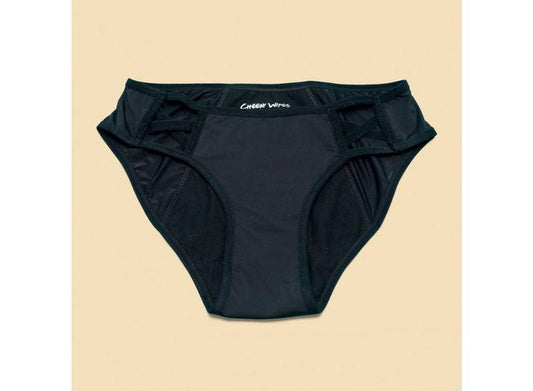 Cheeky Wipes menstruatie ondergoed Feeling Sassy in maat 44-46, black, made from soft, comfortable fabric, shown on a model.