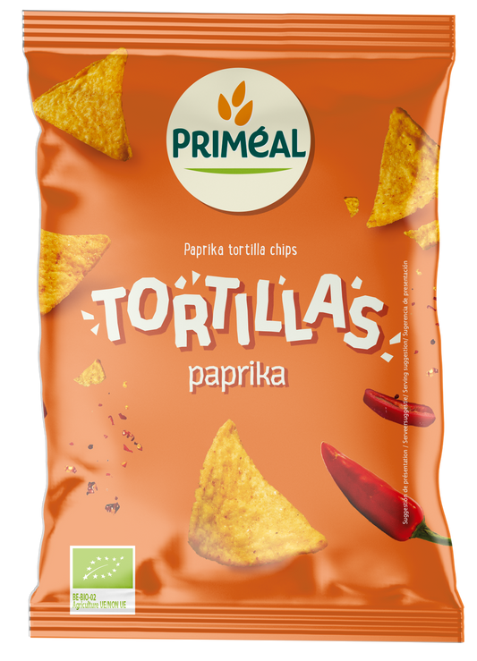 Primeal Tortillas paprika bio chips and zoutjes in a bowl, showing vibrant red paprika seasoning and crispy texture.