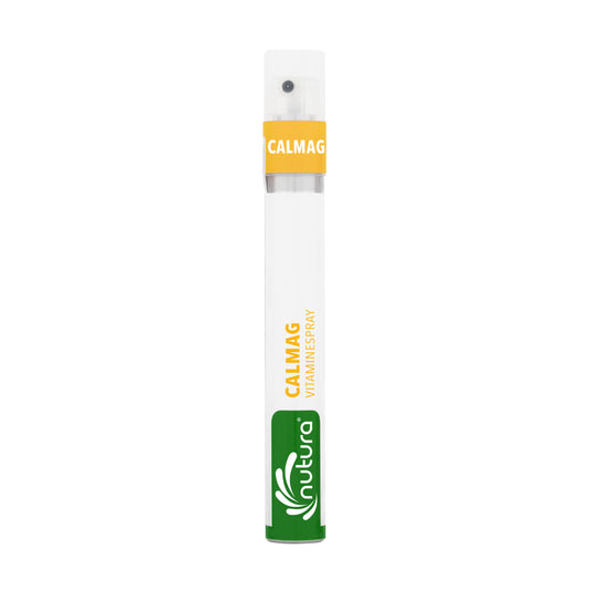 Nutura Vitaminesprays CalMag vitamine spray in 14.4 ml bottle, featuring a colorful label and spray nozzle for easy use.