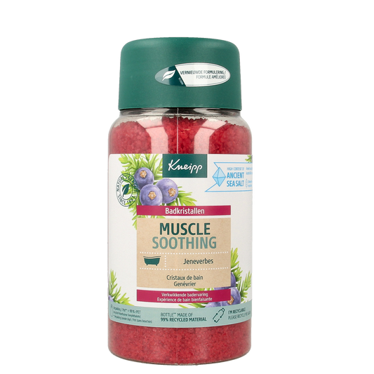 Kneipp Muscle Soothing Bad en Douche bath crystals with juniper berries in a 600g container, ready for relaxing muscle relief.