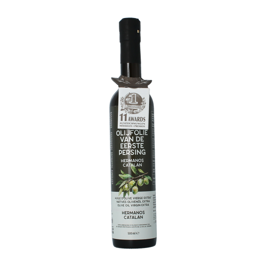 Amanprana Hermanos Catalan organic extra virgin olive oil in a 500ml bottle, showcasing a golden green liquid in a glass container.