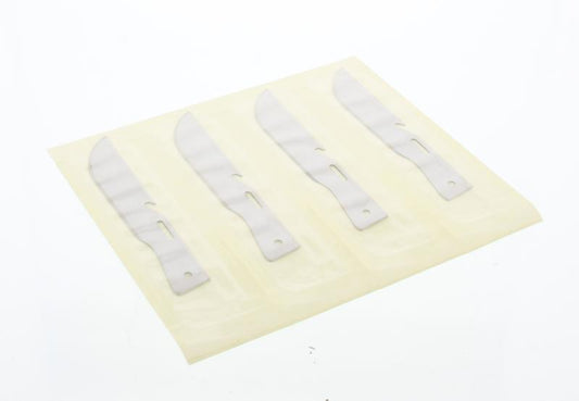 Sterile Malteser scalpel blades, 5cm, made of steel, arranged in a row, with packaging indicating 100 pieces for medical use.