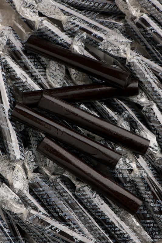 Sirea Laurierstaaf snoepgoed in doos with 45 x 32g sticks, showing individually wrapped candy pieces in a colorful box.