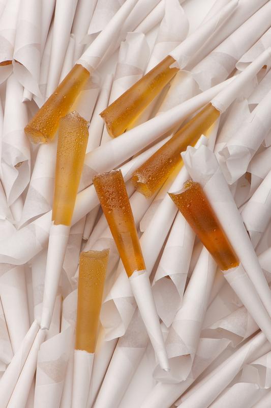 Kindly's Stroopsoldaatjes candy, 100 pieces, colorful, classic Dutch licorice sticks, individually wrapped, in a clear container