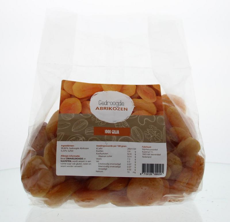 MijnNatuurwinkel zoete oranje abrikozen, 1 kg, fresh and ripe fruit, displayed in a basket on a market stall