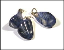 Ruben Robijn sodaliet gemstone hanger, 1 piece, featuring a polished blue gemstone pendant on a silver chain.