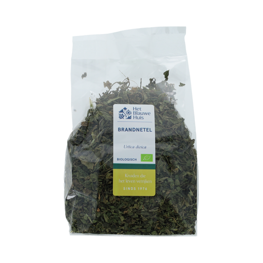 Loose nettle tea from Het Blauwe Huis, 50 grams, shown in a clear container with fresh green tea leaves.