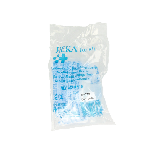 Heka beademingsdoekjes in EHBO set, showing a pack of emergency breathing cloths with brand logo on packaging.