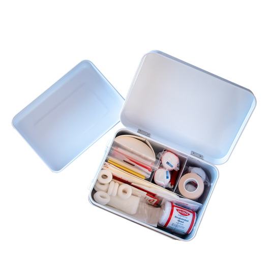 Heltiq EHBO Blik Large 1.00 set for first aid, featuring bandages, antiseptic wipes, and medical supplies in a compact emergency kit.