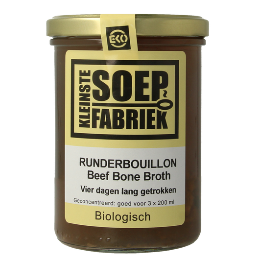 Kleinstesoepfabriek bio runderbouillon in 400ml container, showcasing the clear, rich beef broth in a bowl with fresh herbs.