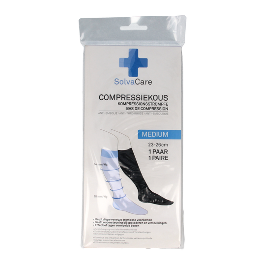 Solvacare zwarte compressiekousen voor mannen, maat M (23-26 cm), geschikt voor bandages, gelegen op een witte achtergrond.