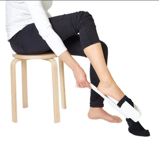 Vitility Sok aantrekhulp for dressing and undressing, showing a user using the assistive sock aid device for easier foot wear.