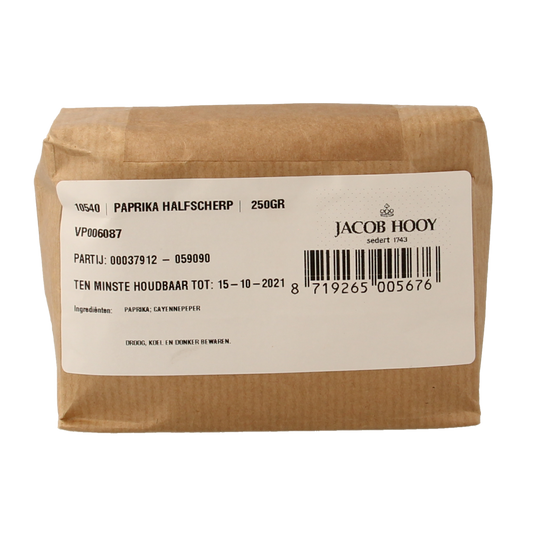 Jacob Hooy Paprika halfscherp in 250g container, a spice from kruiden, zouten en maaltijdmixen category, with vibrant red paprika peppers.