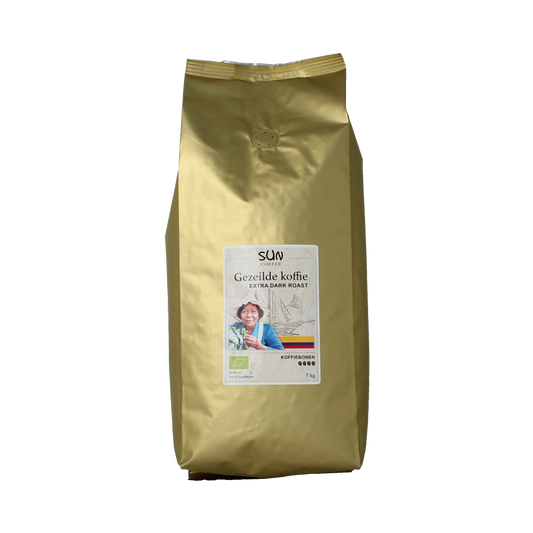 SUN Coffee Gezeilde koffiebonen extra dark roast bio, 1 kg, showcasing glossy roasted coffee beans in a natural setting.