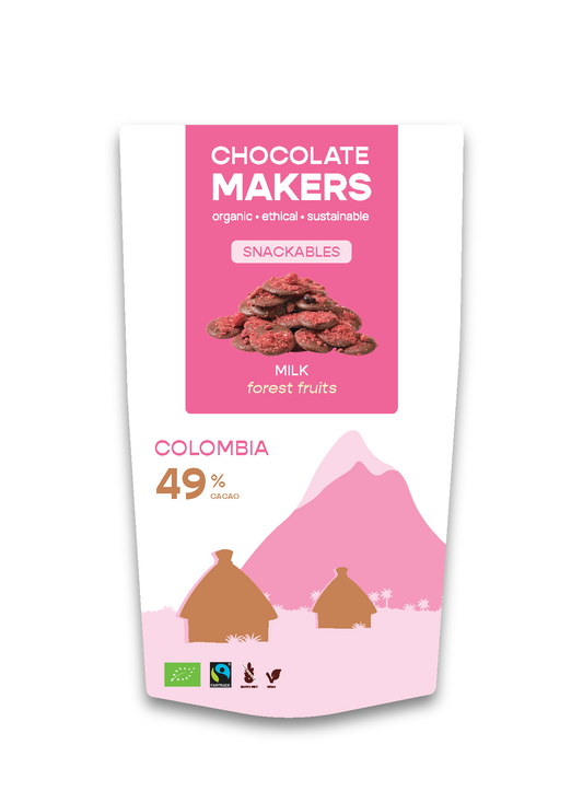 Chocolatemakers snackable melk chocolade met 49% cacao en bosvruchten, bio, 100 gram, close-up of chocolate bar with fruit pieces