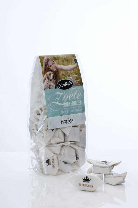 Kindly's Hollandse hopjes zoete herinneringen, 130g, Dutch candy with caramel and coffee flavors, in colorful packaging.