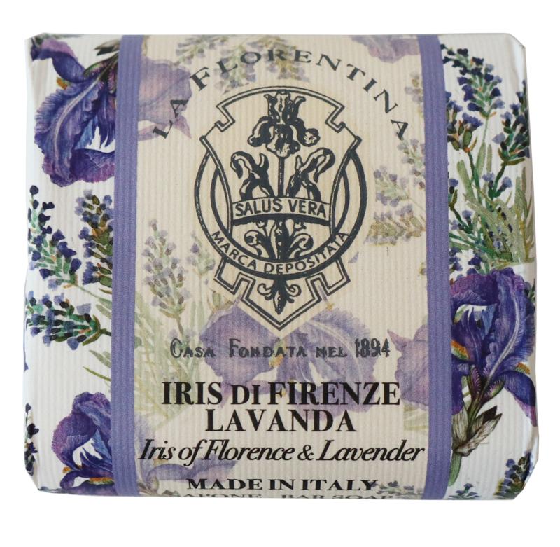 La Florentina Iris-Lavendel Zeep in 106g bar with floral and lavender scent, featuring a textured soap surface and elegant packaging.