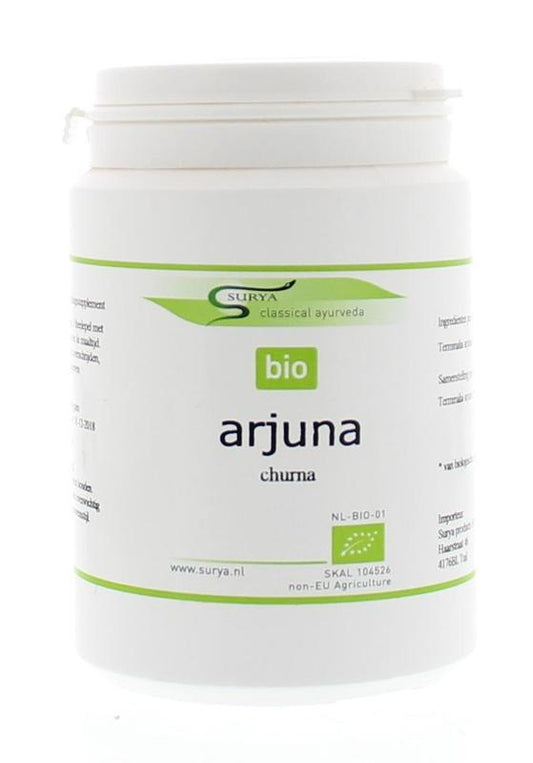 Surya Arjurna kruidpreparaat poeder bio in 100g verpakking, close-up of the herbal powder in a jar.