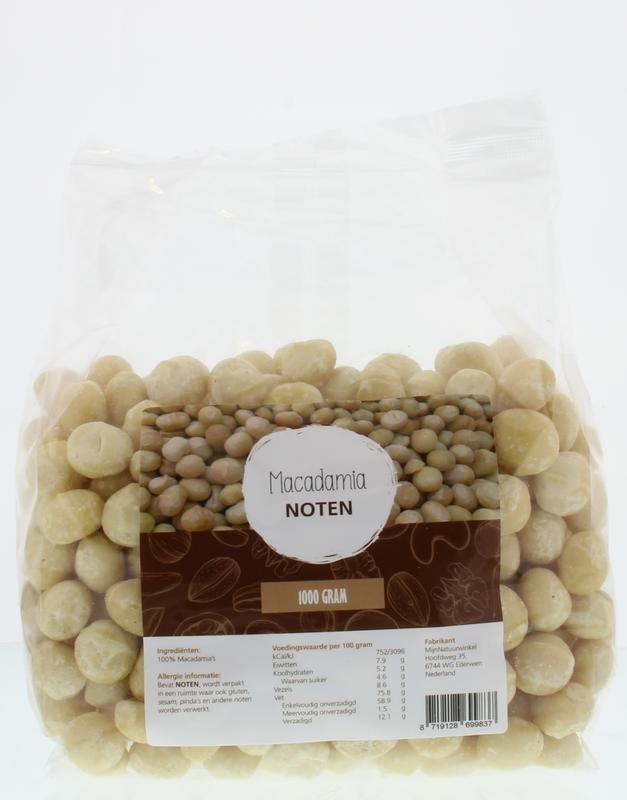 Raw macadamia nuts from MijnNatuurwinkel in a 1kg bag, showcasing a close-up of the creamy, shelled nuts in a natural setting.
