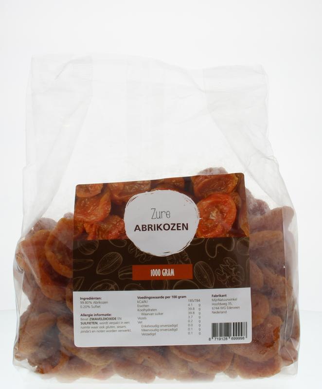 Zure abrikozen in 1kg verpakking from MijnNatuurwinkel, fresh fruit in a clear bag on a wooden surface.
