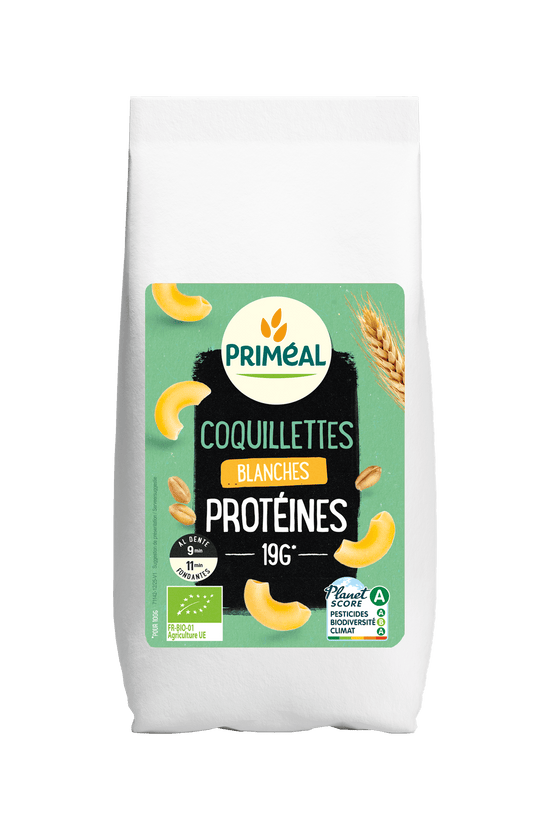 Primeal Witte macaroni elleboogjes, organic protein pasta, 400g, displayed in a clear package on a kitchen countertop.